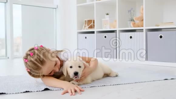 女孩和小狗躺在地毯上视频的预览图
