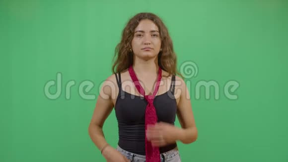 女人修领带视频的预览图