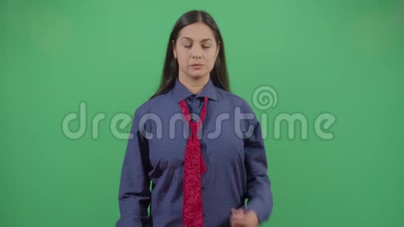 系领带的女人视频的预览图