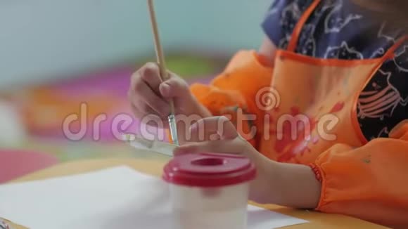 孩子玩颜料视频的预览图