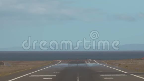 一架飞机降落视频的预览图