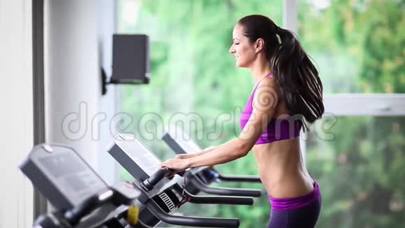 女人在跑步机上跑步视频的预览图