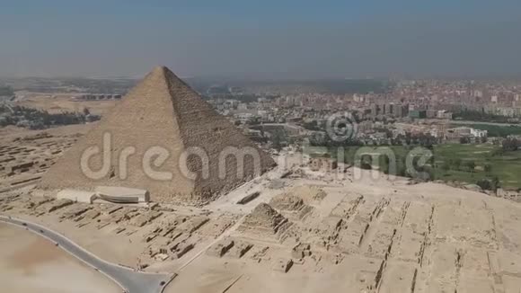 埃及开罗吉萨金字塔的无人机镜头视频的预览图