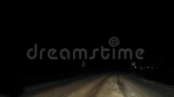 冬天泥泞的路视频的预览图