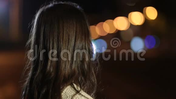 晚上在街上调情的爱笑的女人视频的预览图