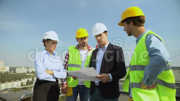 男性建筑师握手交易审批建筑服务视频的预览图