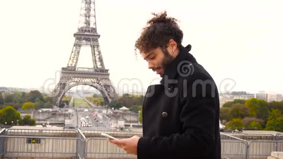 巴西男模特称摄影师接近埃菲尔铁塔慢动作视频的预览图