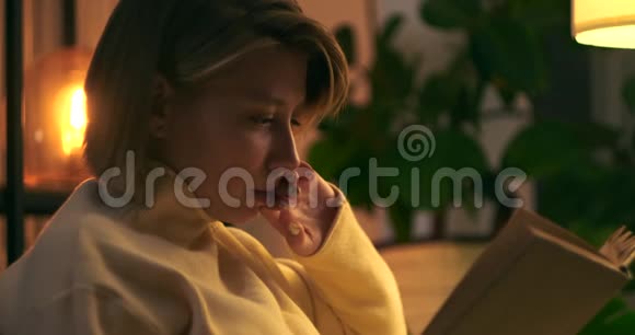 女人晚上看书视频的预览图