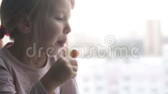 小女孩坐在窗户上视频的预览图
