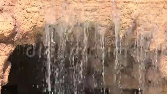 水从墙上流下来视频的预览图