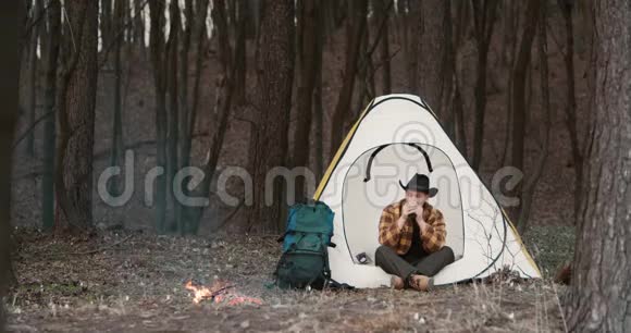 晚上在森林营地的人视频的预览图