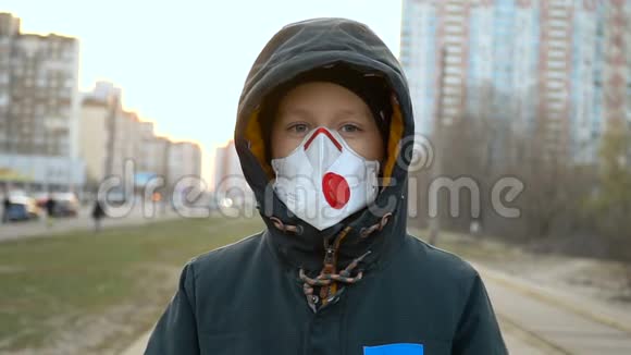 穿着医用口罩的男孩视频的预览图