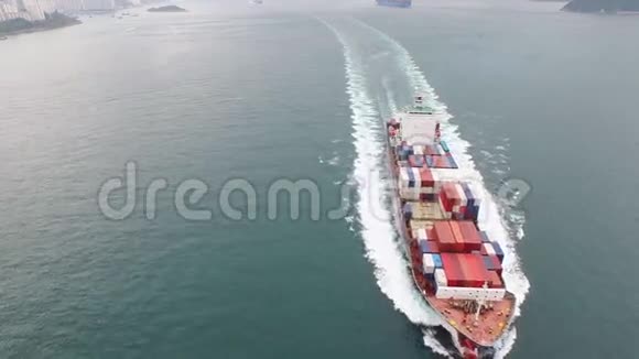 在4k大雾中的阴天在平静的海水中航行的集装箱货船视频的预览图