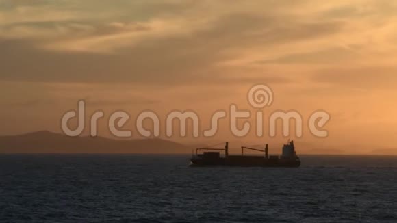 日落的货船视频的预览图