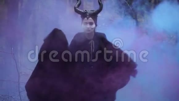蒸汽从女孩嘴里冒出来就像Maleficent一样视频的预览图