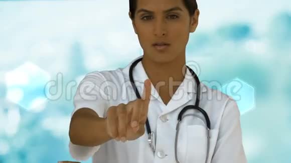 医生在医疗矢量图标上使用听诊器视频的预览图