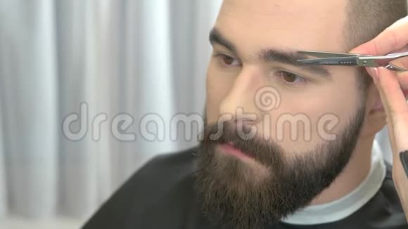 剪刀剪人的眉毛视频的预览图
