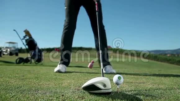 当高尔夫球手用高尔夫球击中白色高尔夫球时高尔夫球场上的近距离射击视频的预览图