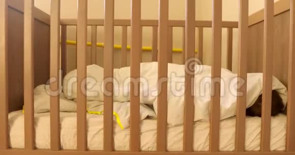 婴儿醒来婴儿床视频的预览图