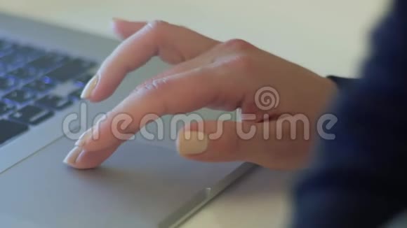 时尚的女性手指甲上有黄色的漆触摸面板视频的预览图