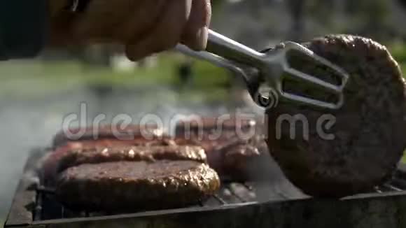 在烤架上切出美味的肉视频的预览图