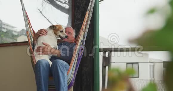 老人和他的狗在家视频的预览图