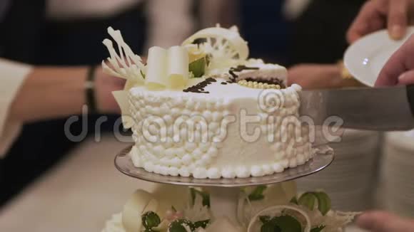 婚礼举行期间的婚礼蛋糕视频的预览图