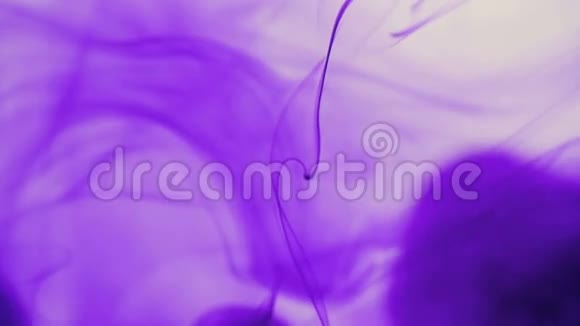 水中的紫色墨水视频的预览图