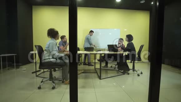在商务会议上写挂图的人视频的预览图