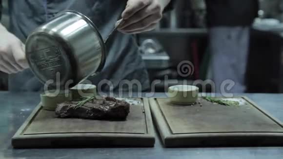 厨师为餐厅的游客准备牛排和烤菜视频的预览图