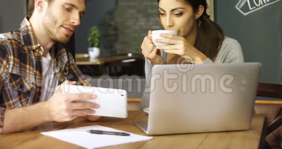 一对夫妇在4k咖啡馆讨论数字平板电脑视频的预览图