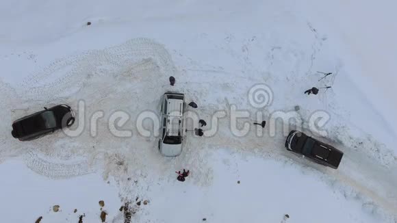 车辆滞留在雪地里视频的预览图