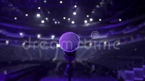 音乐会会场上的麦克风视频的预览图