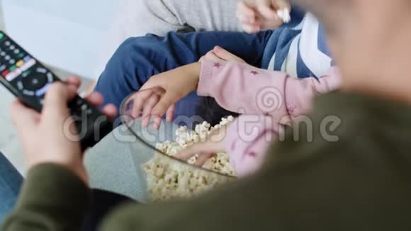家人吃爆米花视频的预览图