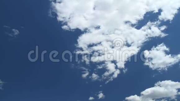 云的时间在天空中流逝视频的预览图