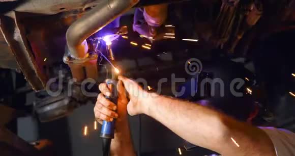 男性机械师使用燃烧火炬4k视频的预览图