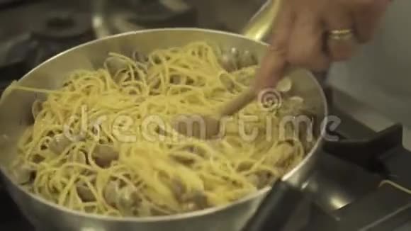 锅中混合了意大利面的蛤蜊视频的预览图