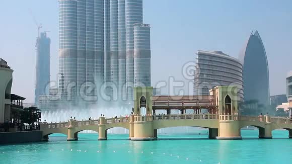 阿拉伯联合酋长国迪拜的摩天大楼BurjKhalifa和歌唱喷泉视频的预览图