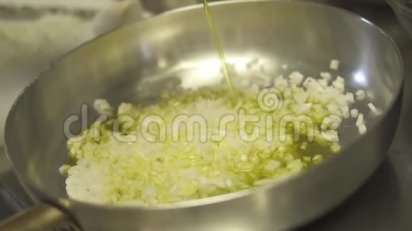锅中的洋葱上满是油视频的预览图
