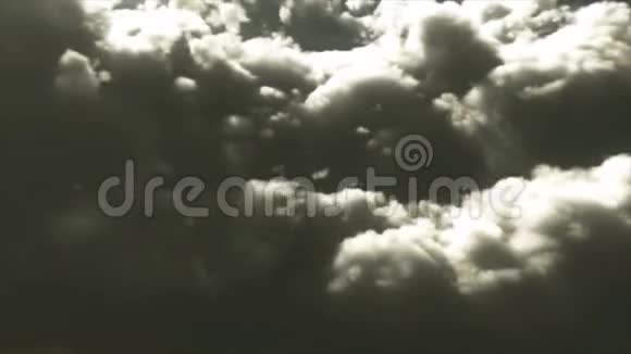 飞到乌云之上视频的预览图