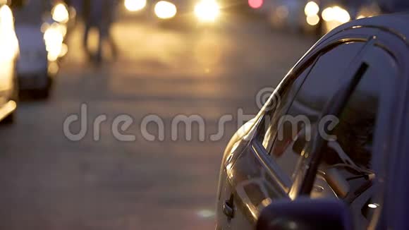 模糊的汽车明亮的前灯在停车场缓缓行驶视频的预览图