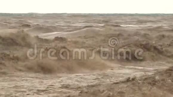 褐泥海浪视频的预览图