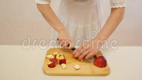 那个女孩切了红苹果视频的预览图