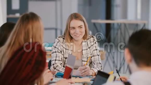 快乐年轻的女公司团队领导庆祝商业成功激励多民族的办公室团队掉落纸屑视频的预览图