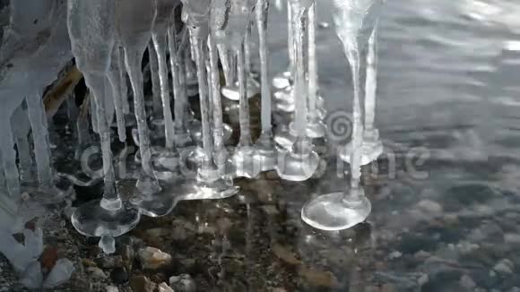 湖面上的冰柱视频的预览图
