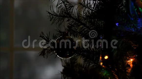 窗外的雪花和黑暗的圣诞装饰视频的预览图