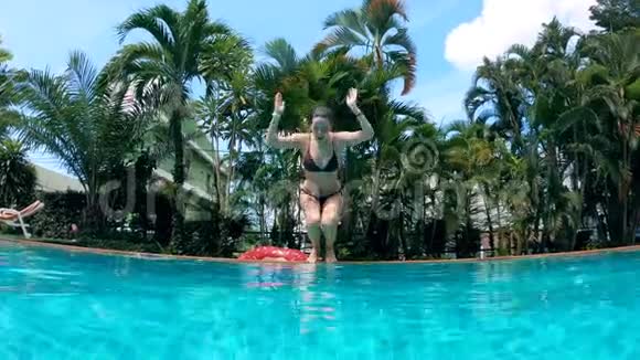 微笑的女孩跳进游泳池视频的预览图