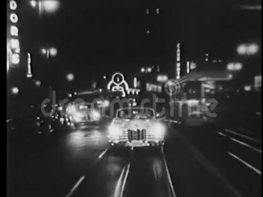 夜间在缆车轨道上行驶的老式汽车视频的预览图