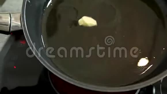 锅里黄油视频的预览图