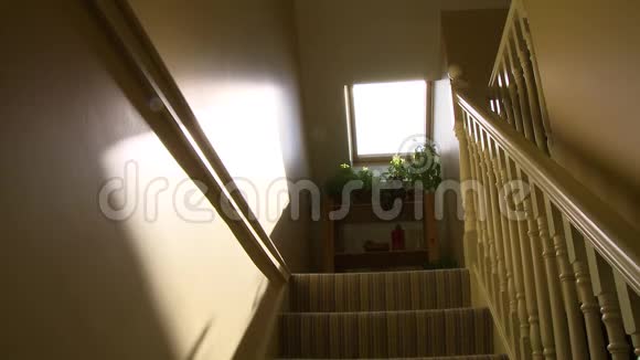家中的楼梯视频的预览图